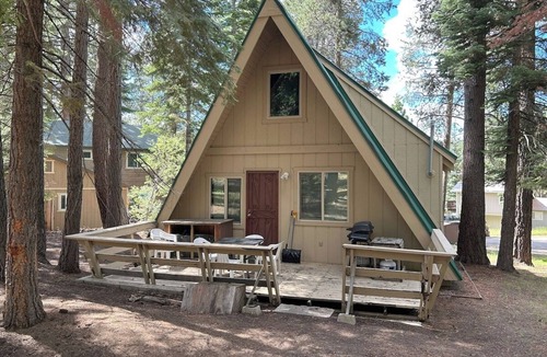 Pioneer Trail House | Lodgepole Chalet | A-frame Cabin | Deck