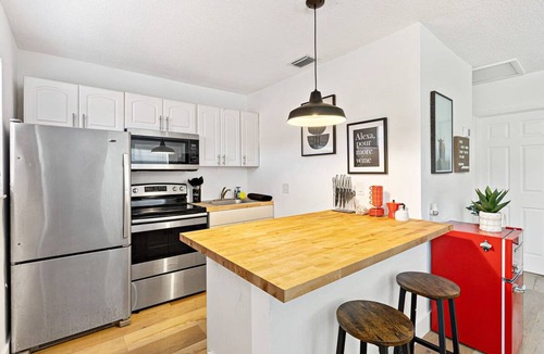 Sailboat Bend Apartment | Lovely 2 BR Condo With Free Parking on Premises