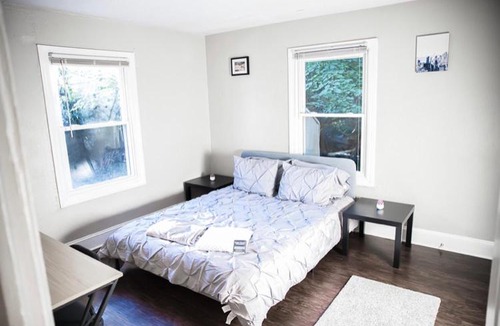 Enderly Park House | Lovely 2BR - 7 min to uptown & 5 min to the airport