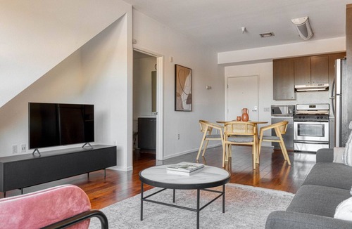 NoHo Arts District Apartment | Lovely Mar Vista 2BR w/ Courtyard, close to 405, by Blueground