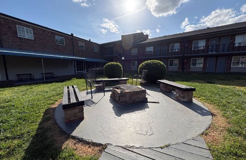 Sheffield Park Apartment | Lux Mins 2 Atrium & Novant Health. Close to CLT Airport