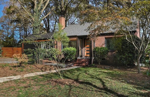 Matthews House | Luxe | Hot Tub | Firepit | Heat Floors | EV | Walk2Matthews