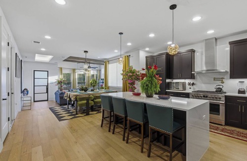 Swede Hill House | LUXE Spacious Downtown Retreat; SwimSpa; BBQ&FreeParking; Steps2 Moody&UT&6th St