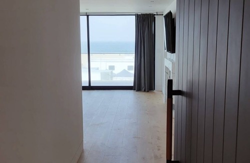 Venice House | Luxurious Beachfront 4-Bedroom Property Steps Away From the Sand