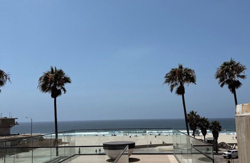 Venice House | Luxurious Beachfront 4-Bedroom Property Steps Away From the Sand
