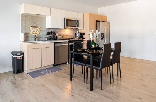 Optimist Park Apartment | Luxurious & Comfy Downtown Oasis ~ Views ~ Parking
