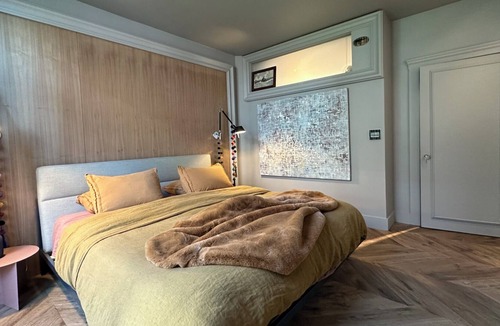 Pacific Heights Apartment | Luxury Apartment Centrally located atop Pacific Heights.