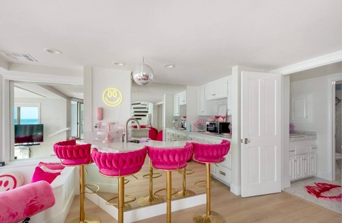 South Oceanside House | Luxury Beach House Sleeps 8 sandy private beach 4 Bath 2 Kitchens Garage & More