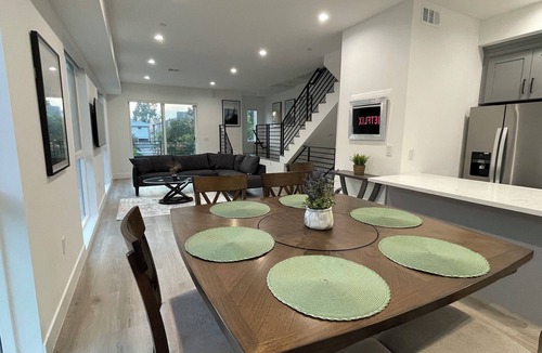 Wilshire House | Luxury Gallery Artist Home