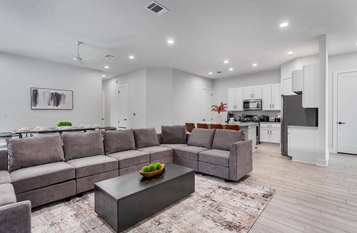 University Hills and Windsor Park Villa | Luxury Group Retreat w/2 Kitchens, Backyard, Balcony + 5-Car Parking