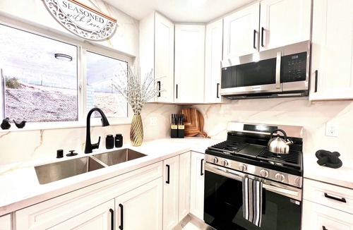 Granite Hills Villa | Luxury PickleBall Golf Pool HotTub Grill Arcades 6 TV’s Playground .5 Acre