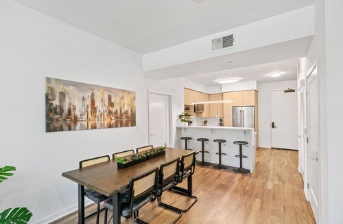 Carthay Circle Apartment | Luxury Unit Walking Distance from LACMA w/W/D & Parking
