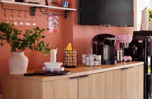 Warm Sands Apartment | Marilyn Suite · Dog-Friendly Yard, Palm Springs
