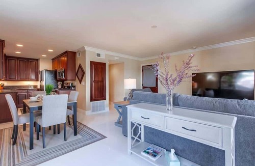 Village of La Jolla Condo | Marine Drift - 1BD walk to beach