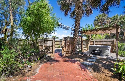 Vilano Beach Apartment | Marvelous Mermaid Bungalow, Dog-Friendly Upstairs Apt in Prime Vilano Beach