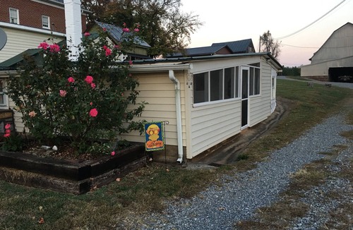 Bedford Cottage | Mayhew Farms Cottage - Breathtaking Mt. Views Overlooking Pond & Horses