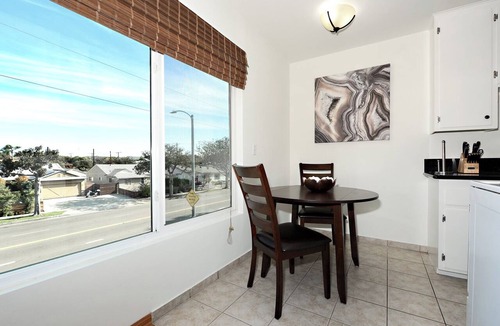 Mar Vista Apartment | MCL 6- Charming 1-bedroom apartment in Los Angeles perfect for your stay