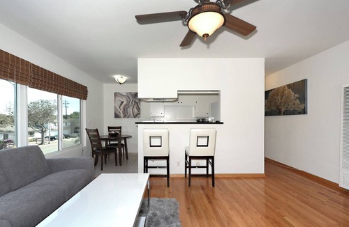 Mar Vista Apartment | MCL 6- Charming 1-bedroom apartment in Los Angeles perfect for your stay