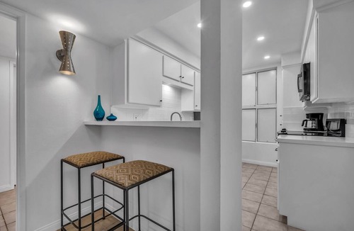 Wilshire Montana Condo | Mid Century North of Wilshire, 1 block to Montana Ave!