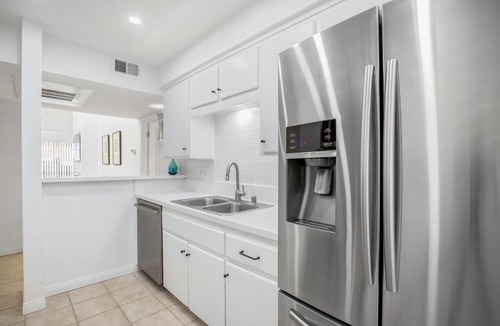 Wilshire Montana Condo | Mid Century North of Wilshire, 1 block to Montana Ave!