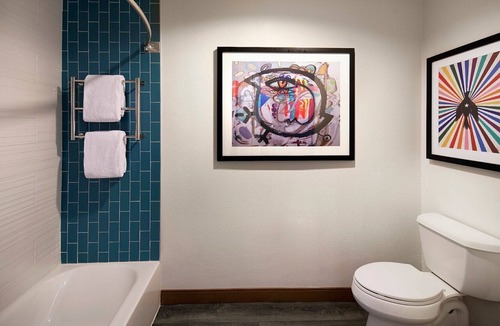 Venice Hotel | Minutes Away from The Venice Beach Drum Circle! Heated Outdoor Pool, Bike Rental