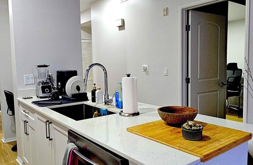 Woodland Hills Apartment | Modern 1-Bedroom Retreat – Fully Furnished, Prime Location!
