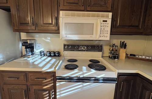 Bedford Apartment | Modern 2BR Suite 202: Toledo & Sylvania Gateway