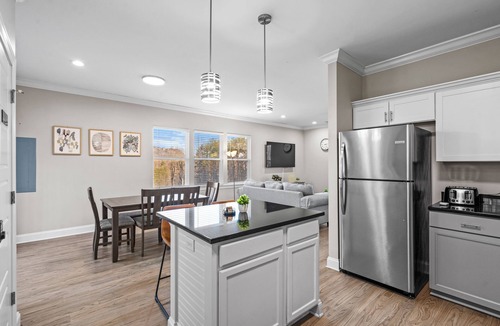 Bowling Green House | Modern 3BR Retreat - King Bed + Smart TVs