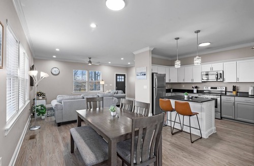Bowling Green House | Modern 3BR Retreat - King Bed + Smart TVs