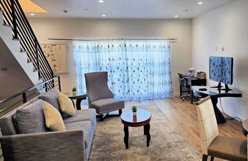East Hollywood Apartment | Modern 5-Bedroom Hollywood Escape and Exclusive Stay with AC, WiFi & Parking