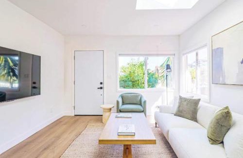 Mid City House | Modern 5BR Mid-City Retreat