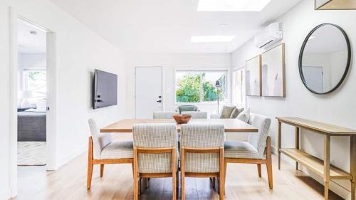 Mid City House | Modern 5BR Mid-City Retreat
