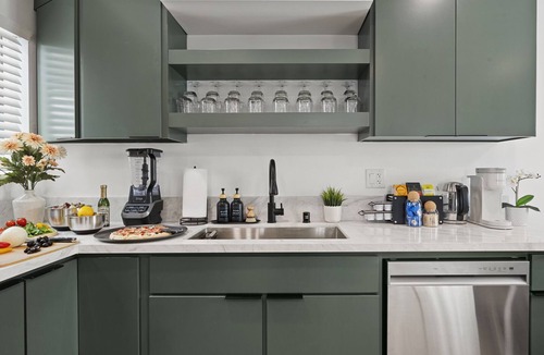 Eagle Rock House | Modern Highland Park Home with 3 Ensuite Bedrooms, Patio & BBQ
