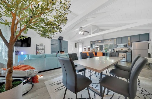 Glencoe House | Modern House: 3BR, HotTub, FireTable, BBQ, Dogs OK, Games, Wine Testing!