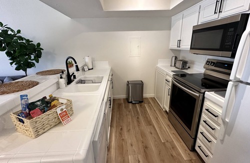 Deepwell Estates Condo | Modern king bed w huge pool, tennis courts, patio & grill.