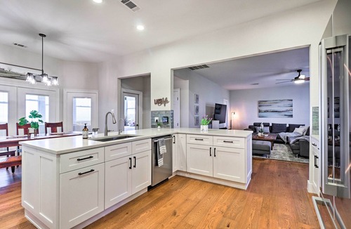 Granger House | Modern Lakehouse w/Stunning Views & Hot Tub!