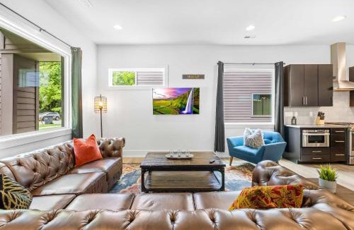 Sugar Creek House | Modern new 4BR Home near NoDa & Downtown