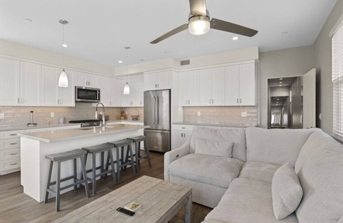 Mission Beach House | Modern Ocean View Getaway + Parking + Steps to ocean