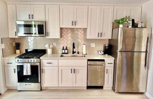 Rolando Village Cottage | Modern Private Guesthouse - Full Kitchen & Laundry