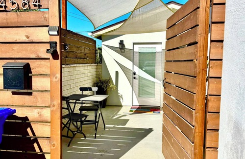 Rolando Village Cottage | Modern Private Guesthouse - Full Kitchen & Laundry