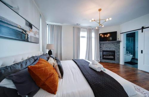 Third Ward House | Modern Rooftop Townhome w Hot Tub & Skyline Views