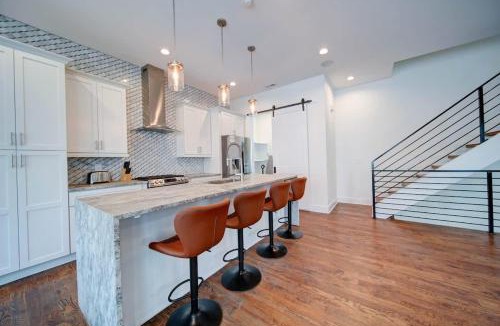 Third Ward House | Modern Rooftop Townhome w Hot Tub & Skyline Views