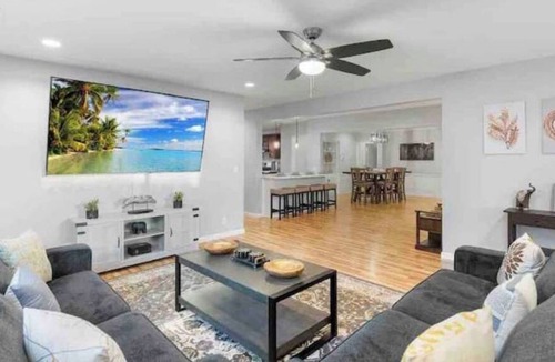 Spring Valley Villa | Modern Stay Getaway🧸 15 mins to Downtown/Beaches