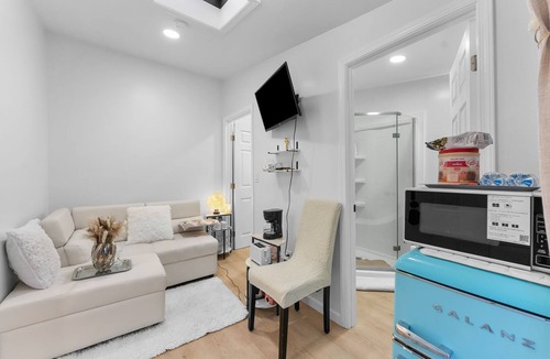 Van Nuys House | Modern Van Nuys Retreat by Colby & Conrad