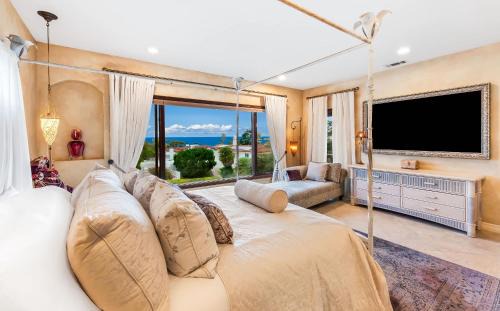 Beach Barber Tract House | Monte Vista Tuscan Villa - Ocean Views Secret Garden & Steps to Windansea