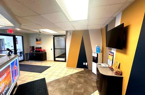 Duluth Hotel | Motel 6-Duluth, MN