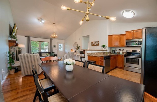Brevard House | Mountain Lux Home - 5 mins to Downtown Brevard & 8 mins Pisgah National Forest!