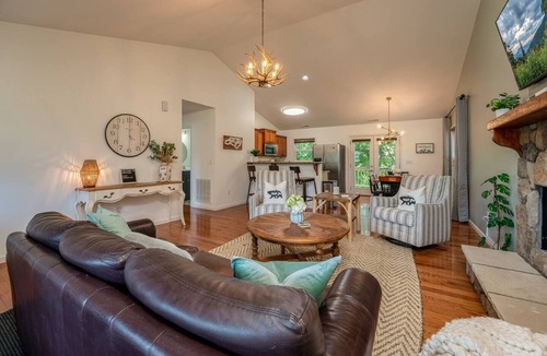 Brevard House | Mountain Lux Home - 5 mins to Downtown Brevard & 8 mins Pisgah National Forest!