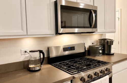Fox Valley Condo | Naperville Luxury 3-bedroom