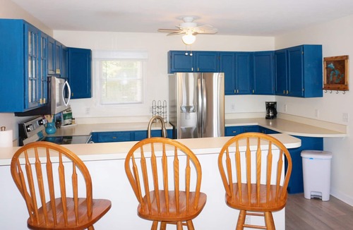 Manistee House | Navigate Manistee for beaches, pools, & outdoor adventure!